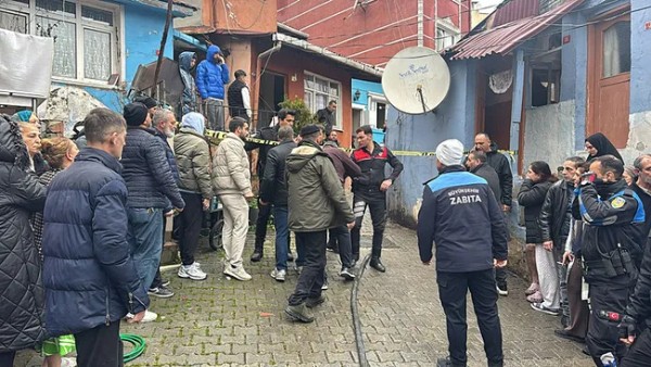 Fatih'te 2 Bina Çöktü! Sokak Savaş Alanına Döndü